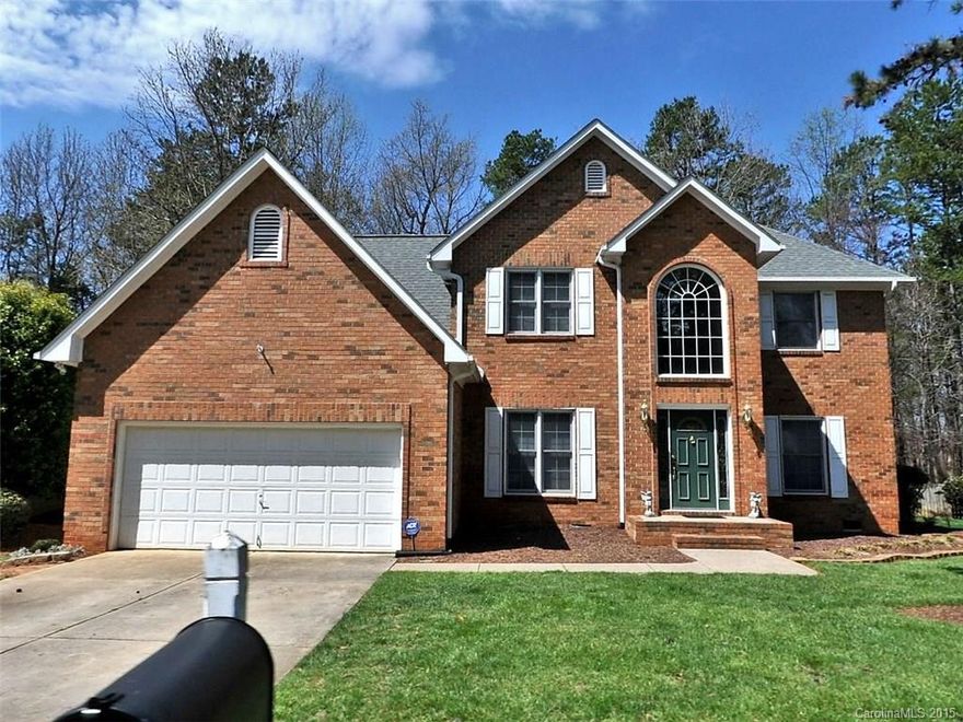 Beautiful brick front home featuring transitional floor plan, formal dining, breakfast, corian counters, wet bar, vaulted ceilings,catwalk, great room w/ fireplace, master suite on main level w/ huge mastr bath offering dual sinks, separate shower & whirlpool tub & large closet, large secondary bedrooms in great condition. Screened-in patio for your enjoyment, gorgeous yard with irrigation system nestled on cul-de-sac street. Great neighborhood, minutes to mall & restaurants.