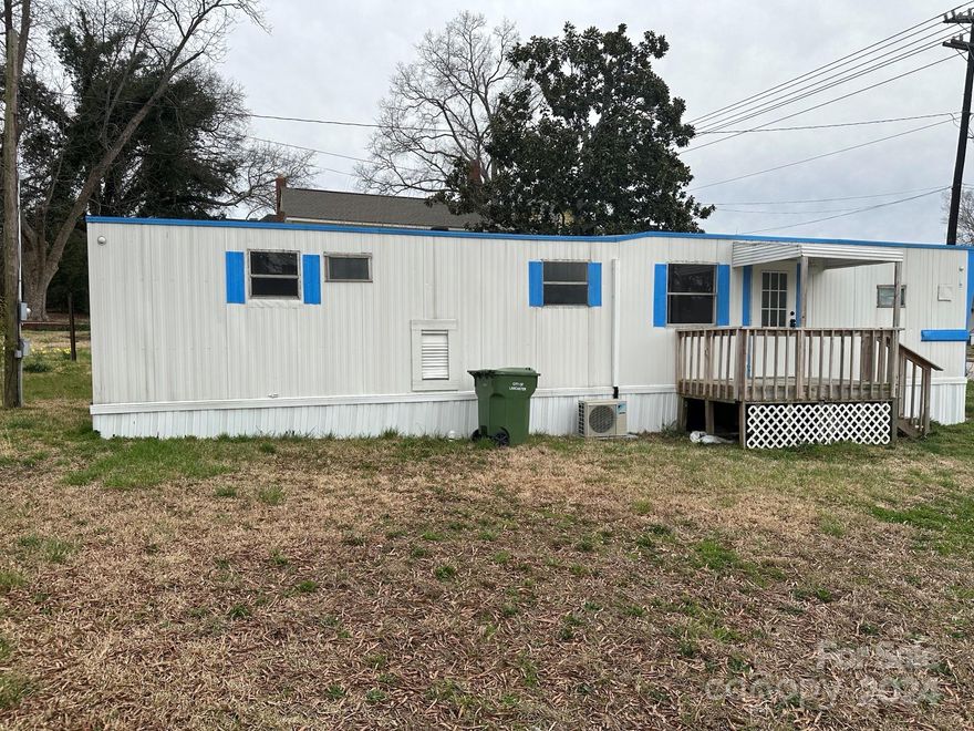 renovated single wide , lvp in all rooms , very well located close to down town Lancaster, nice level lot , good starter home or investment property and best of all it can be Owner financed...!!!