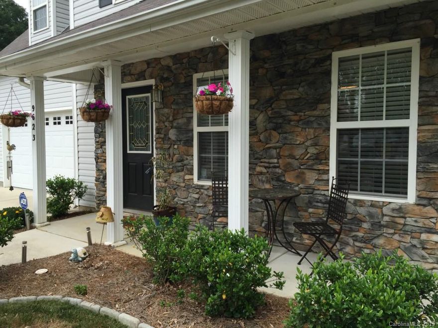 Huge Cul-de-Sac Lot w/ Huge Back Yard!!!!  This fenced lot backs up to heavy woods & has a huge concrete patio. Open floor plan w/ Spacious Master Bedroom Spacious & inviting family room opens to dining area & kitchen. Bonus room can be used as a 4th bedroom. One of the LARGEST lots in this price range. Updated stainless steel appliances!! Lots of space for backyard cookouts!!  Convenient to shopping, rests, 485 and 77.  THIS Wont LAST LONG!! Great Established Neighborhood.