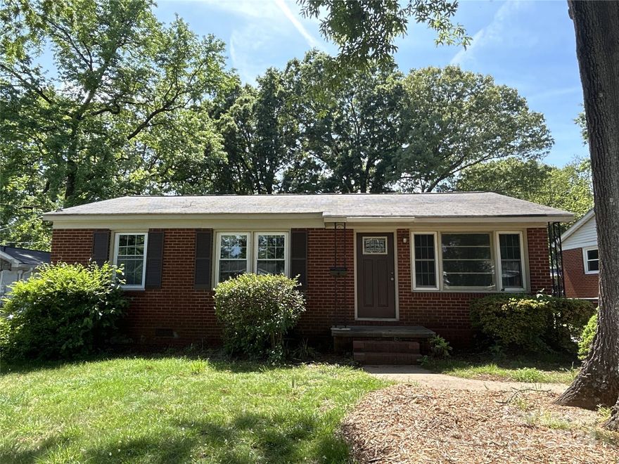 Welcome to this charming ranch in the East Sharon Park neighborhood! This 3 bedroom home has been freshly painted, had new carpet installed, and new appliances.  There is plenty of yard space to hang out and enjoy. Only 10 minutes from Uptown. Rent your new home today! 

Please note Renters Insurance is required. Pet Fee is per pet that does not exceed 35 lbs.