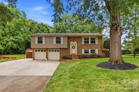 Photo of 716 Regency Drive, Charlotte, NC 28211 (MLS # 4396027)