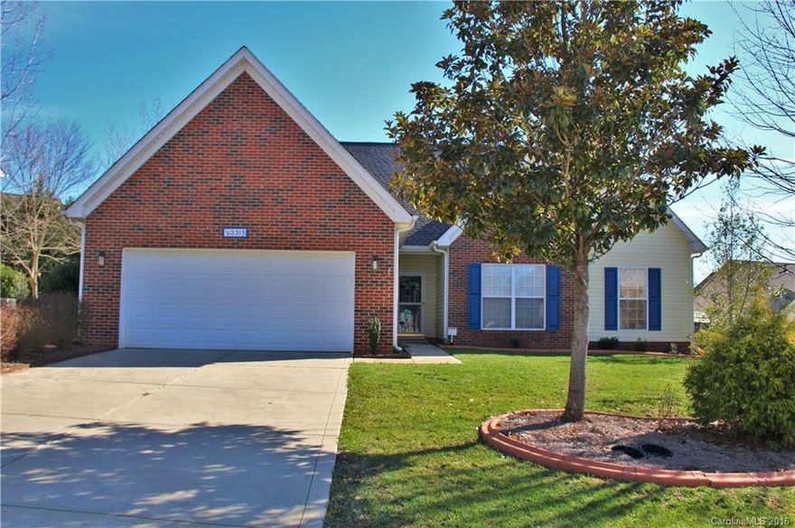 Hard to Find Ranch in Desirable Lake Wylie Community of Mill Creek Falls!Awesome Open Flr Plan w/3bds/2.1bths,PLUS Sunrm~Grt Rm w/Vltd Ceil & fpl~Hge Kit w/Tons of Cabs~Beautiful Sunrm or Din w/Wd Flrs~Addt'l Din/Off w/Arched Accents~Mst Ste w/Trey Ceil,Mst Bth w/Gdn Tub,Sep Stl Shw,Dual Sinks~You Will Just Love the Beautiful Landscaping~ Oh & Did I Mention the Large Wired Workshop!So Much to Offer in This Great Community w/Clubhouse/Pool/Tennis/Walk Trls~All in Award Winning Clover Schools!