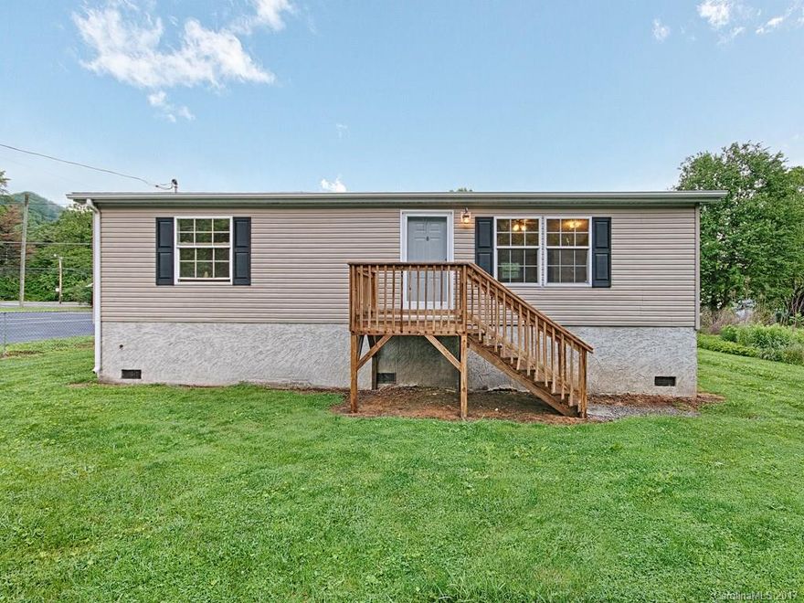 Like New and Move in Ready!  Home offers 2-bedroom/2-bath, spacious greatroom, quality laminate wood flooring, master suite, master bath with soaking tub and shower, new roof and large fenced level yard. Easy access and convenient to everything!