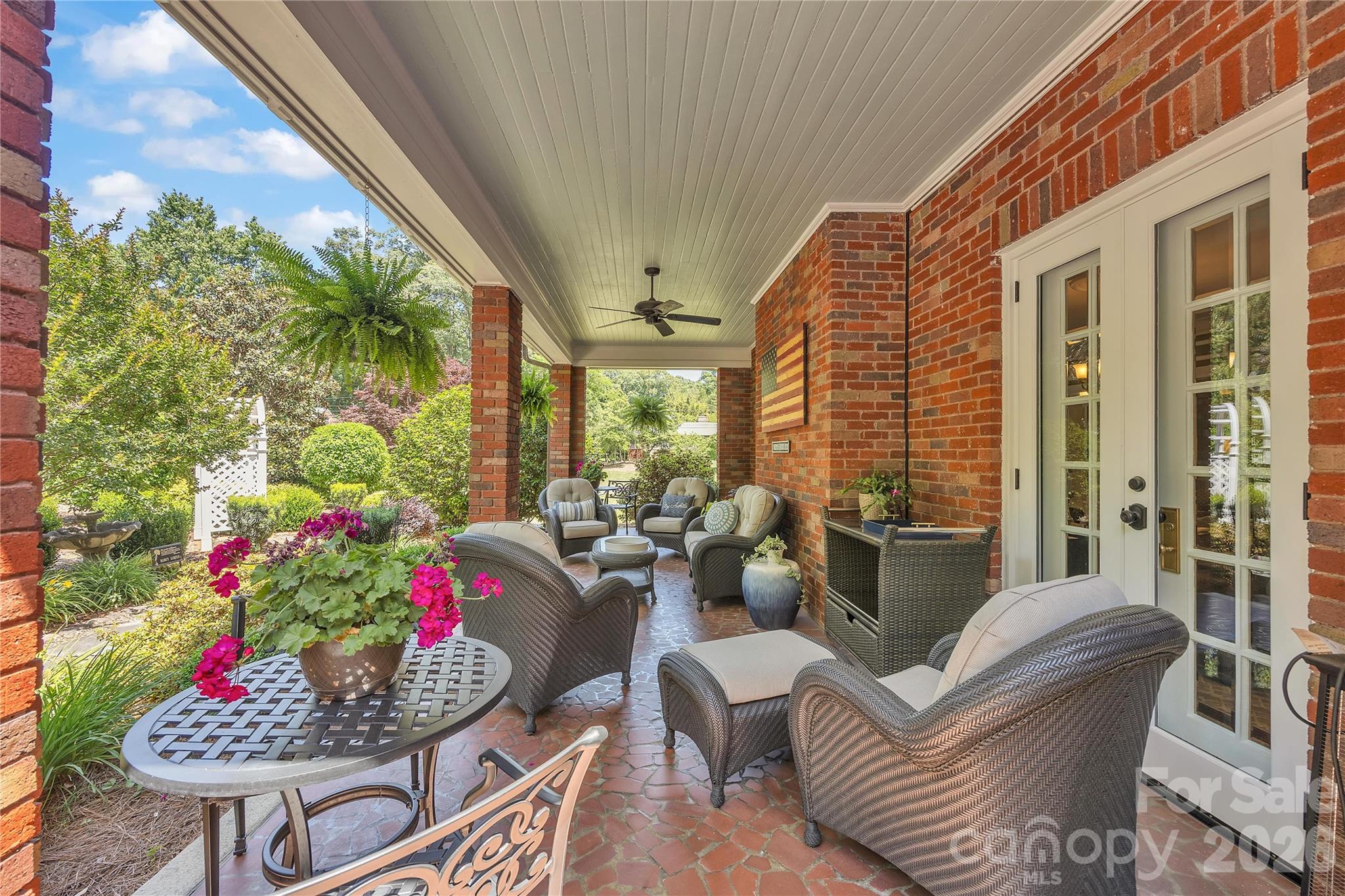 128 W Colonial Drive