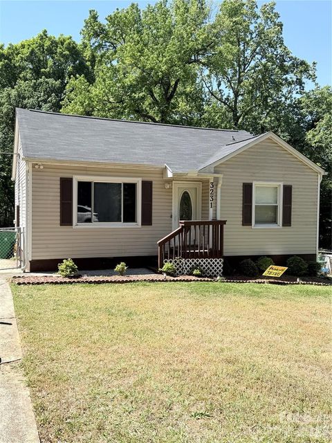 Photo of 3231 Carver Place, Charlotte, NC 28269 (MLS # 4383314)