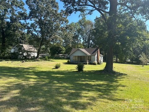 Photo of 2009 Independence Square, Kannapolis, NC 28081 (MLS # 4297612)