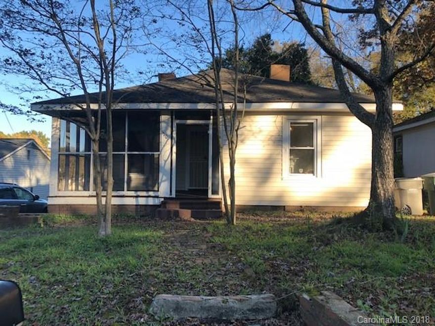 Very spacious 2 bedroom, 1 bath home in downtown Gastonia. Walking distance to Linebarger Park and just minutes to I-85. Washer/dryer hook up and a large kitchen, as well as a screened porch in the front.
