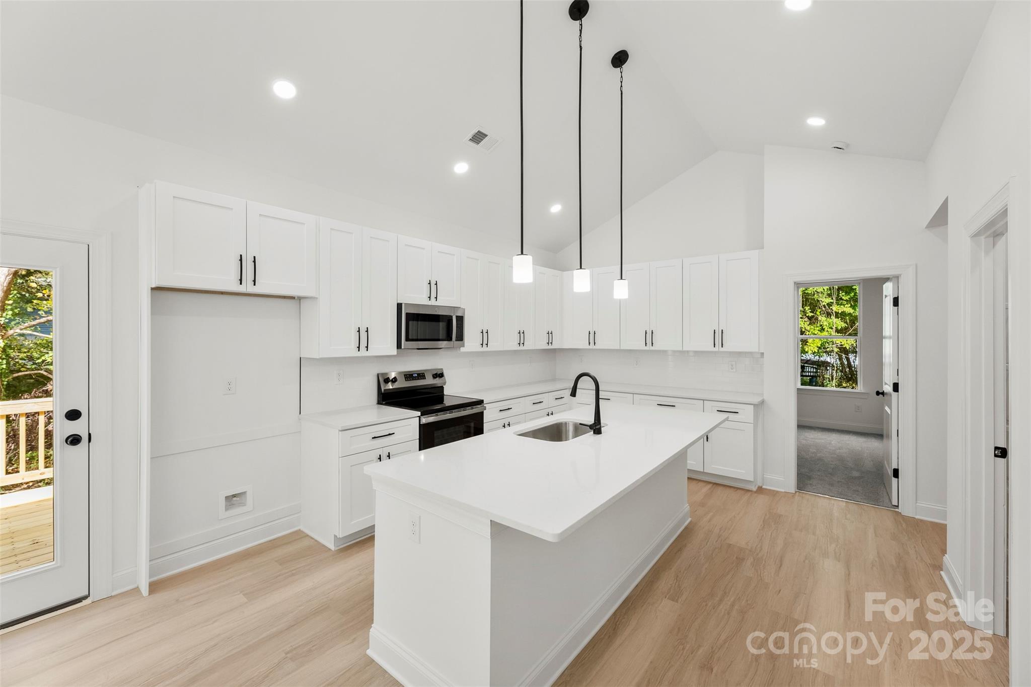90 Sumner Avenue NW
