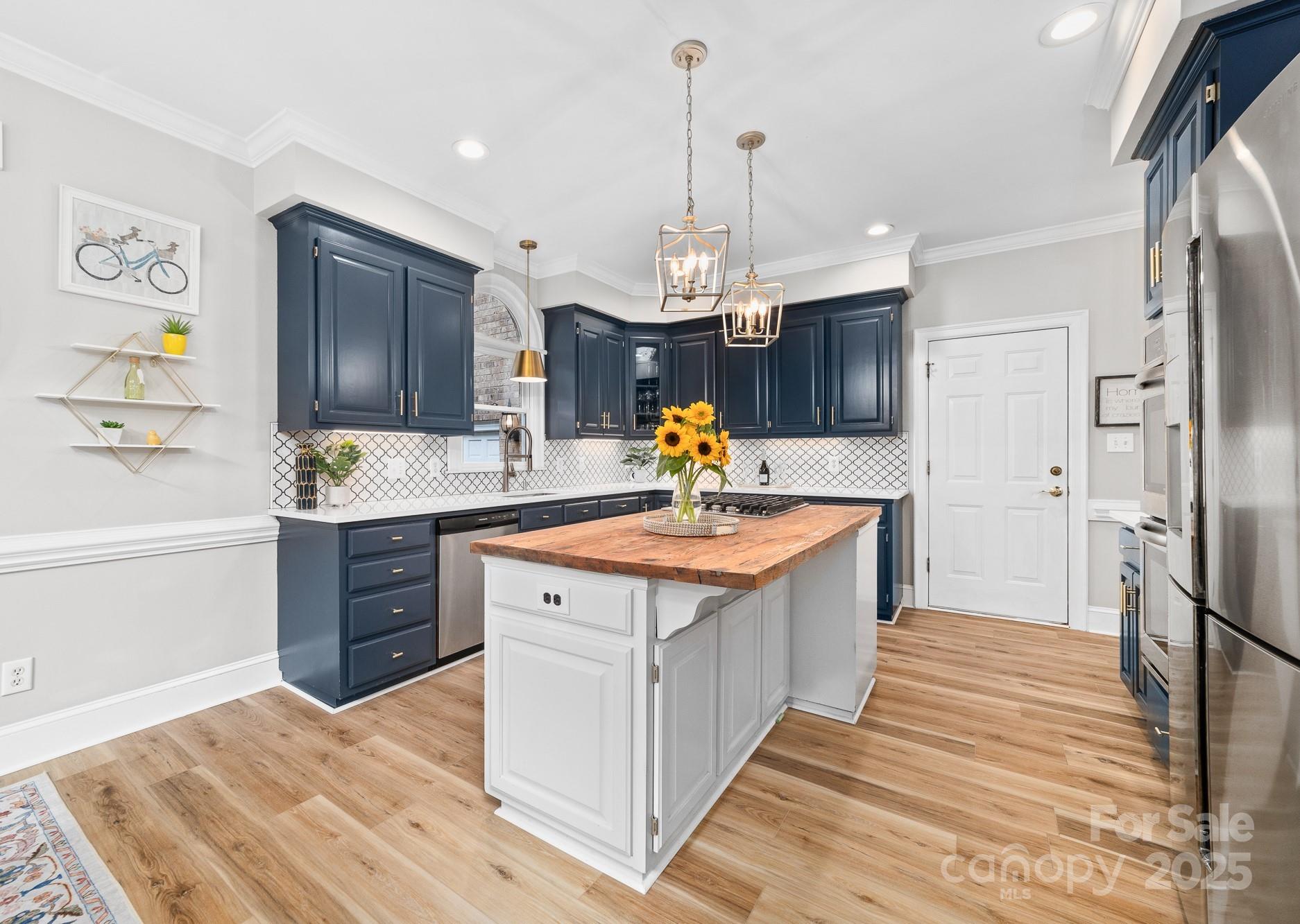 1115 Maremont Court