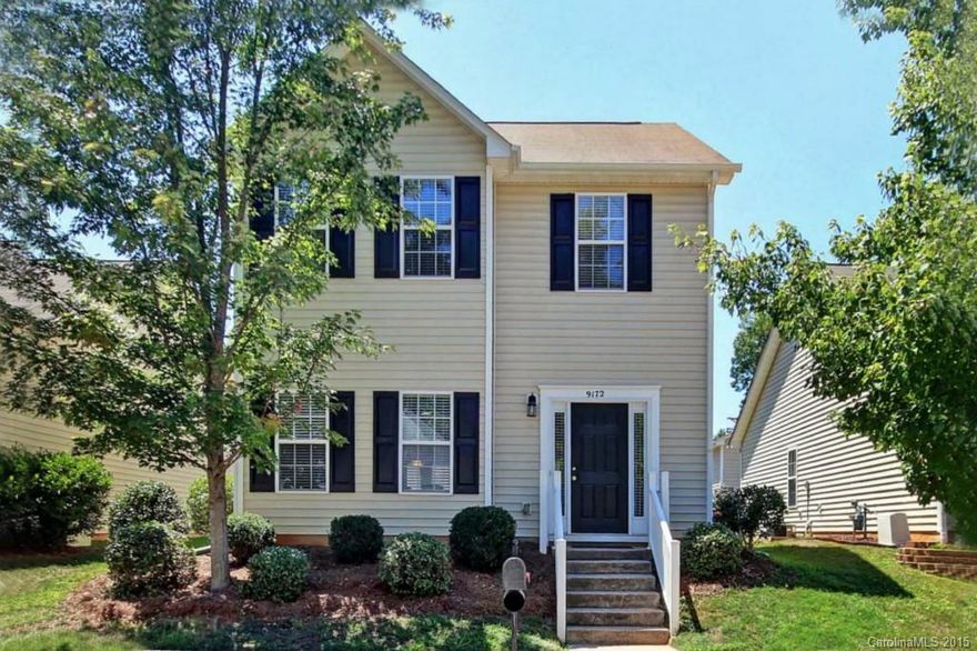 Don't miss this fantastic MOVE IN READY home in Heritage Green!  New plush carpet and neutral paint throughout.  Open floorplan on main floor with stainless steel appliances in kitchen.  Refrigerator, washer and dryer included making this truly move in ready.  New ceramic tile in both full baths; Master bath with garden tub and large walk in closet in master bedroom.  New 2" blinds throughout.  Great home in desirable neighborhood, priced to sell!