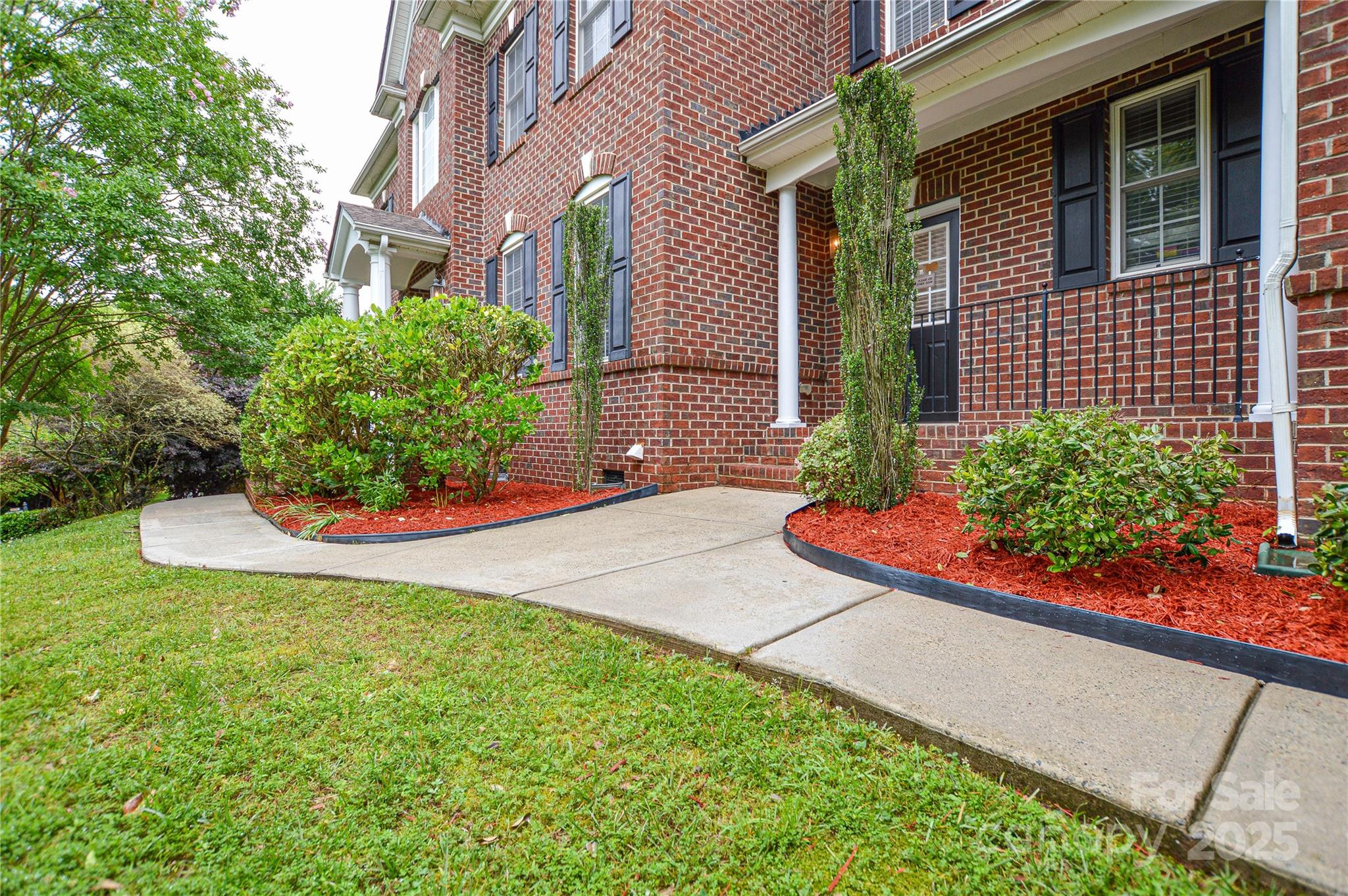5004 Woodview Lane