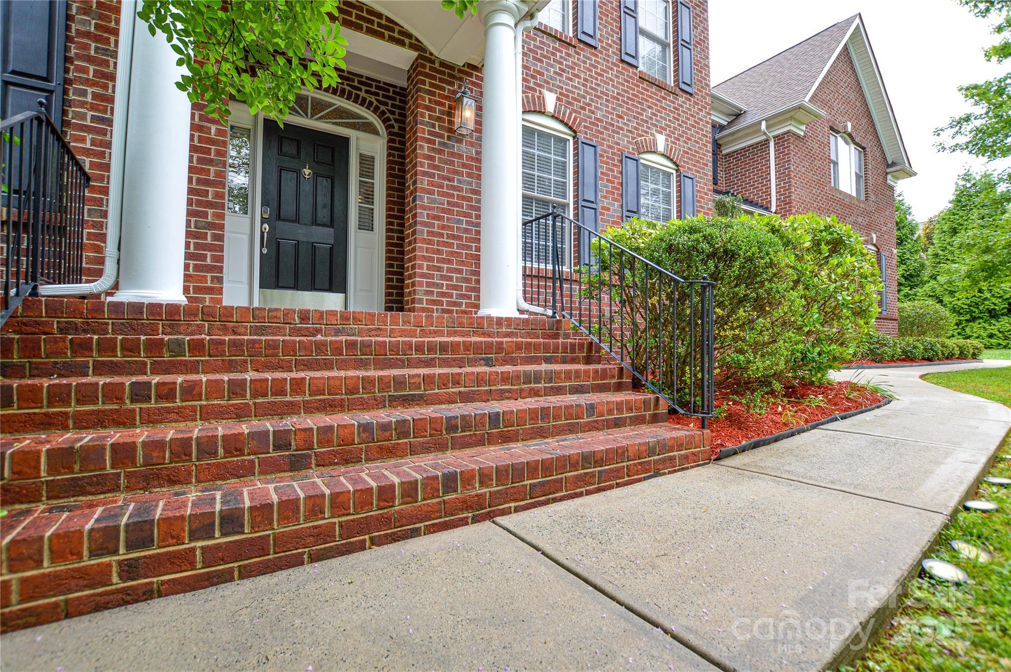 5004 Woodview Lane