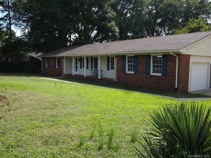 Completely updated!  Stone accents on the f/p, new countertops, backsplash, fresh paint, new flooring, new lighting, new faucets.  Great one story brick home w/ beautiful sunroom, formal LR, DR, built-ins in Den, one car garage with storage/workshop space, fencing and .78 acre lot!  Must see!