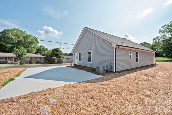 135 N BEAVER ST, LANDIS, NC 28088 - Image 5f710d2eacc000e1520db975ce1e1f2f/129530852