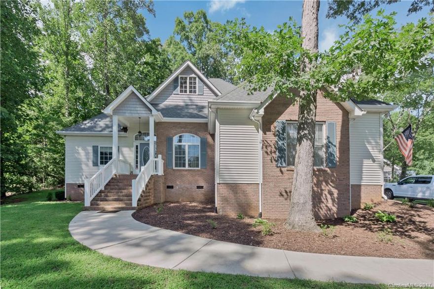 Don't miss this rare opportunity to own an exceptional ranch home with a finished bonus room, on a beautifully landscaped 1 acre lot in sought after Oak Creek!  Hardwood floors, ceramic tile in bathrooms, kitchen and breakfast areas. The kitchen features granite counters, 42" custom cherry cabinets and stainless appliances, fridge conveys!  All (3) bedrooms have walk in closets, tray ceiling in the the master bedroom, the master bath features a double vanity, jacuzzi tub with a separate shower.