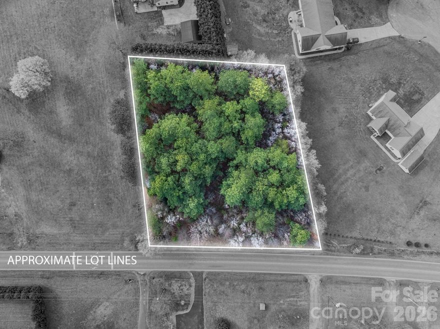 Residential building lot close to downtown Lincolnton.  County water is available.