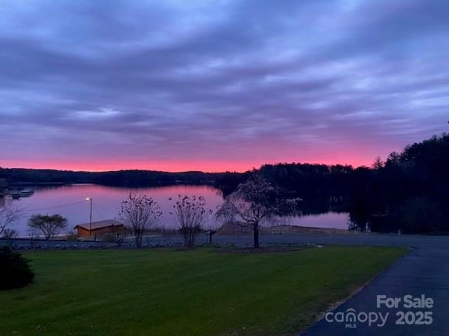 BEAUTIFUL 4 BEDROOM HOME WITH SPECTACULAR GOLF COURSE AND LAKE VIEW FOR LESS THAN A MILLION DOLLARS!! UNHEARD OF! 
Welcome to your dream home!This stunning 4-bedroom,2.5-bath residence boasts breathtaking views of golf course and serene lake.Since 2017this home has undergone many updates,including new roof,completely remodeled main bath & 1/2 bath, and fresh carpet/tile throughout in addition to the beautiful hardwoods. The den/kitchen/breakfast area has gas fireplace for those chilly evenings.Enjoy cooking with all-new appliances in the completely redone kitchen,relax on the expansive covered back deck-perfect for entertaining or simply enjoying the surroundings.The main bedroom features a private deck, providing a personal retreat to unwind.Sit on the front deck and be mesmerized by gorgeous sunsets over the lake.The living room with two story ceiling hgt boasts huge windows that invite natural light & connect you to the golf course view.This home is a true gem.Don't miss this opportunity to own a piece of paradise!