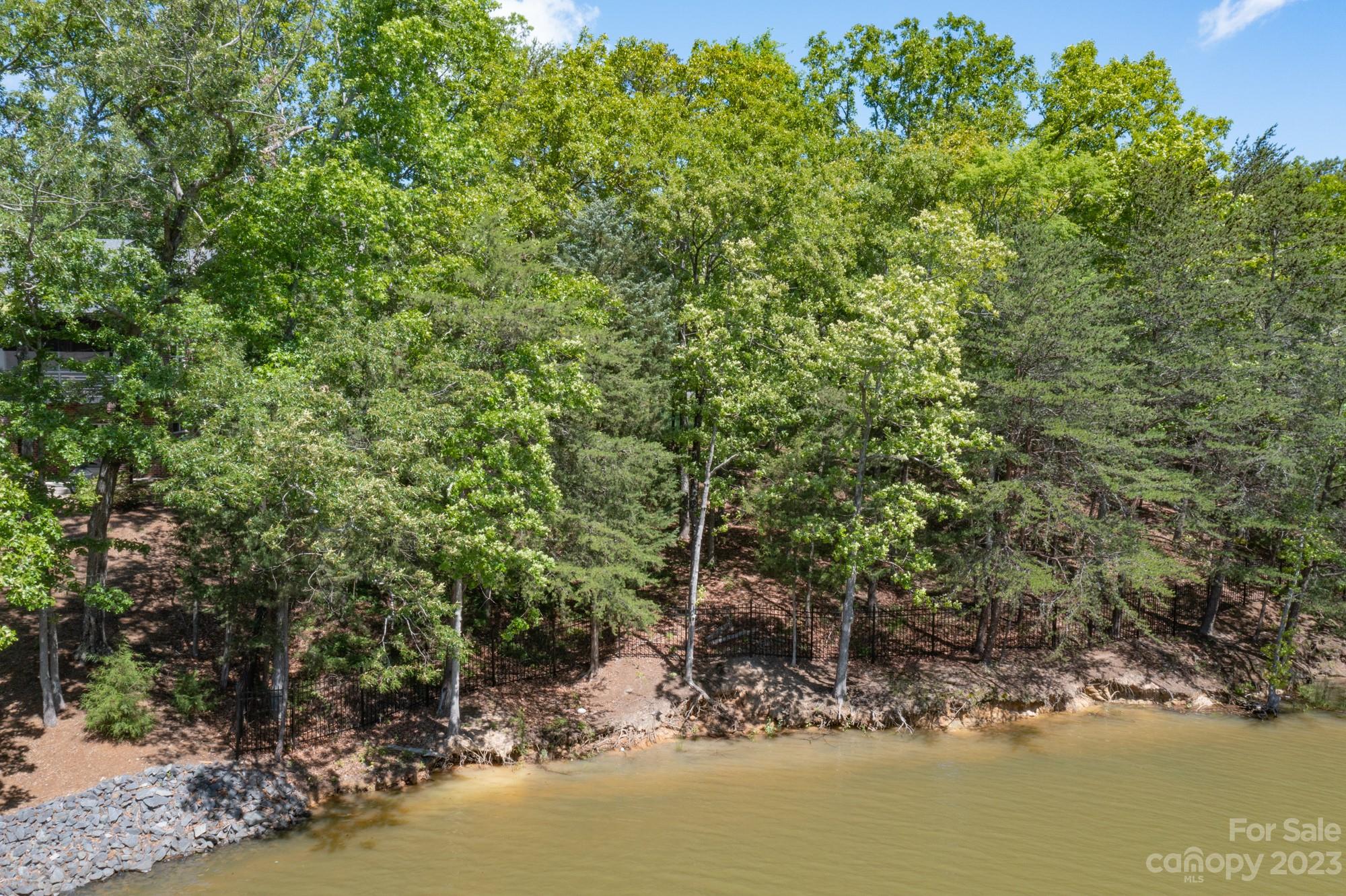 The Palisades - Land