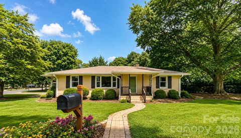 Photo of 810 Lakeview Drive, Pineville, NC 28134 (MLS # 4385653)