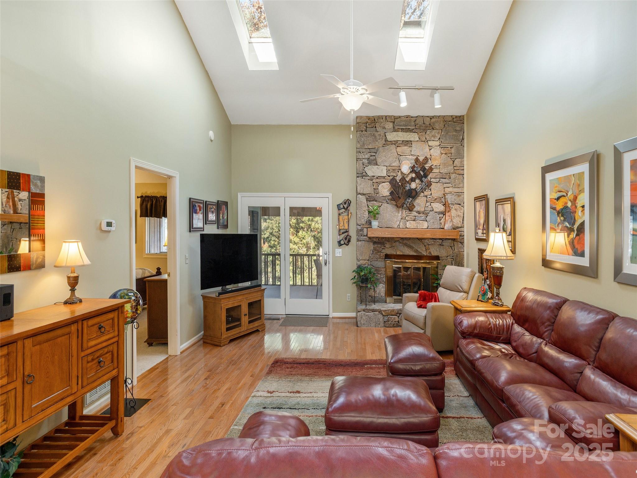 303 N Scarlet Oak Lane