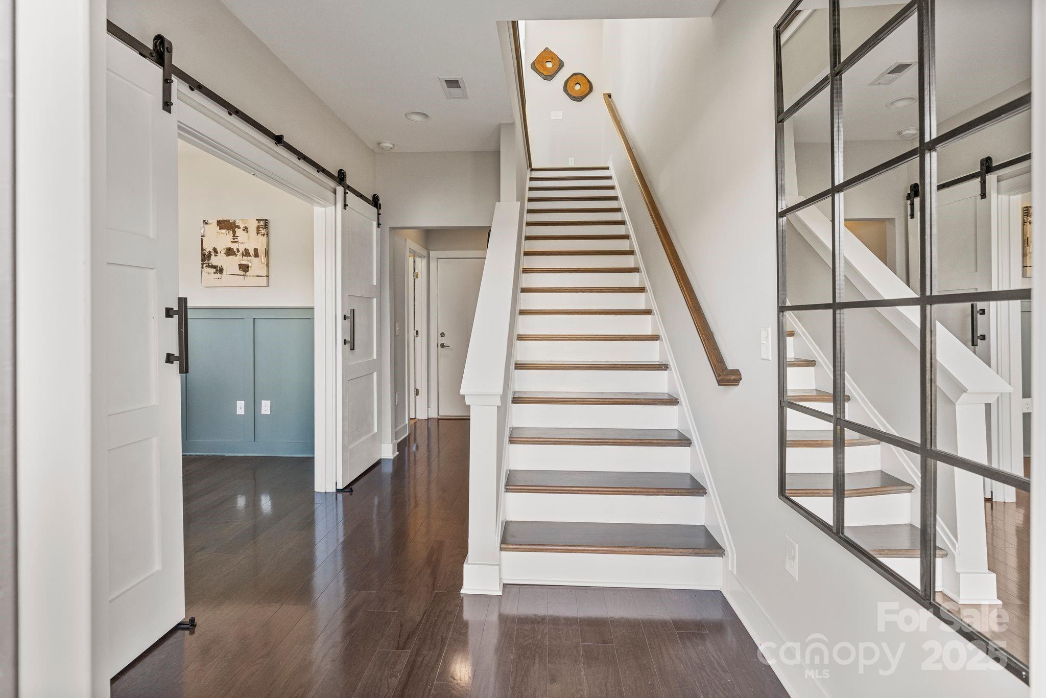107 W Poindexter Drive