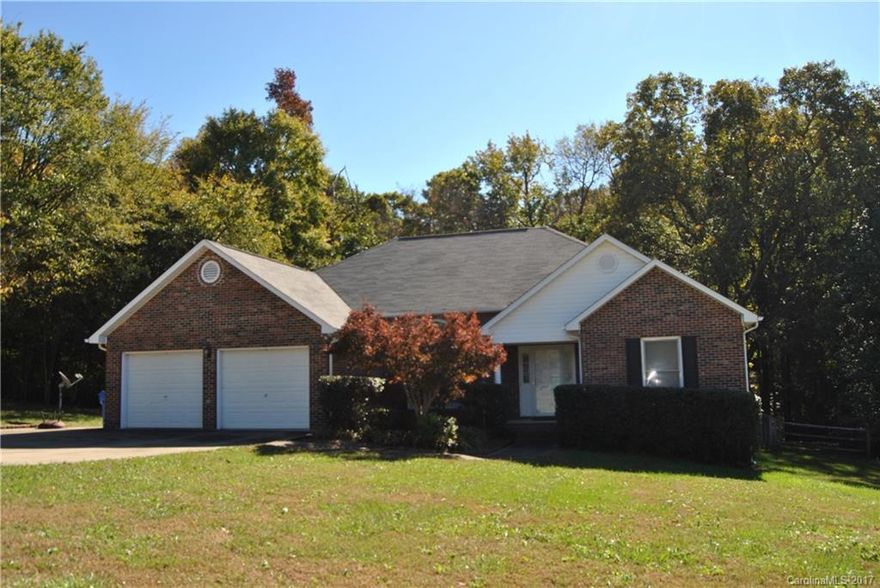 Full brick rance in established neighborhood. Very spacious 3 bedrooms 2 baths. Large den. New laminate flooring.  Very private fenced back yard.