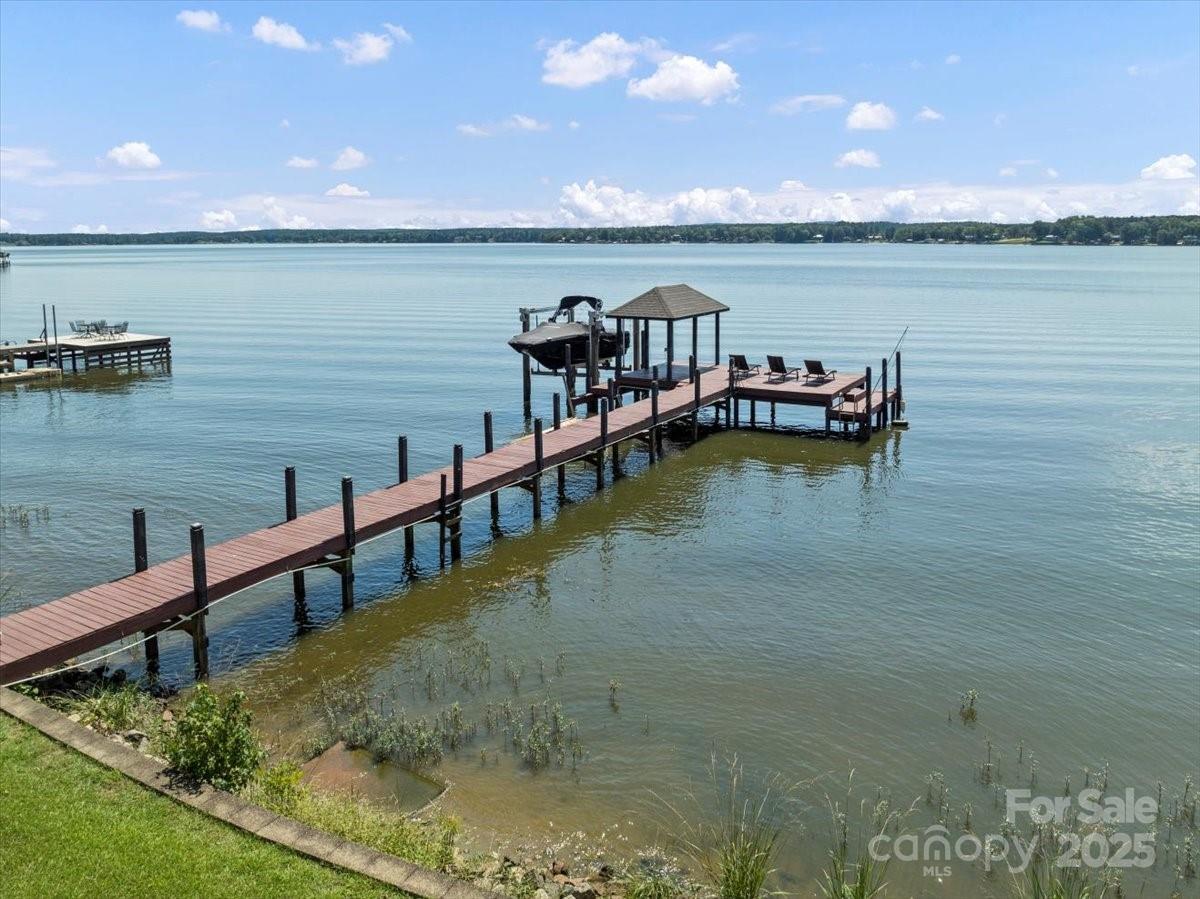 2429 Singleton Point