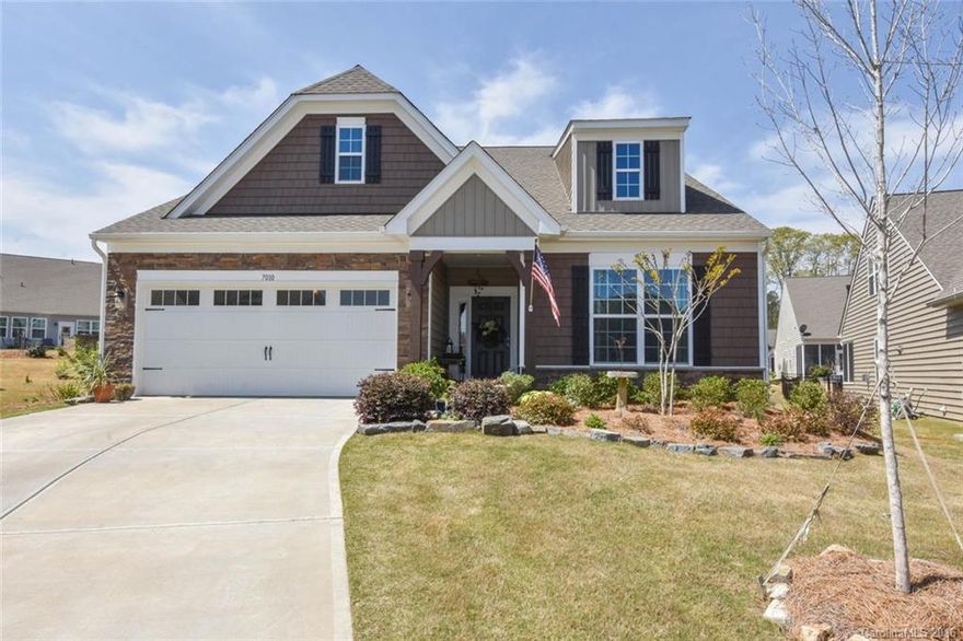 MOVE-IN READY,attractive stone/vinyl front home on large,cul-de-sac lot.Large open floor plan w/exquisite kitchen island, travertine  back splash,42" expresso cabinetry and stainless appliances.Spacious master down, walk in closet and updated bath. Additional living space on second floor including bonus room bedroom and bath. Custom touches everywhere.Screened porch & 15'x40' artisan concrete patio. Sellers offering backyard landscape credit(pick what you would love).