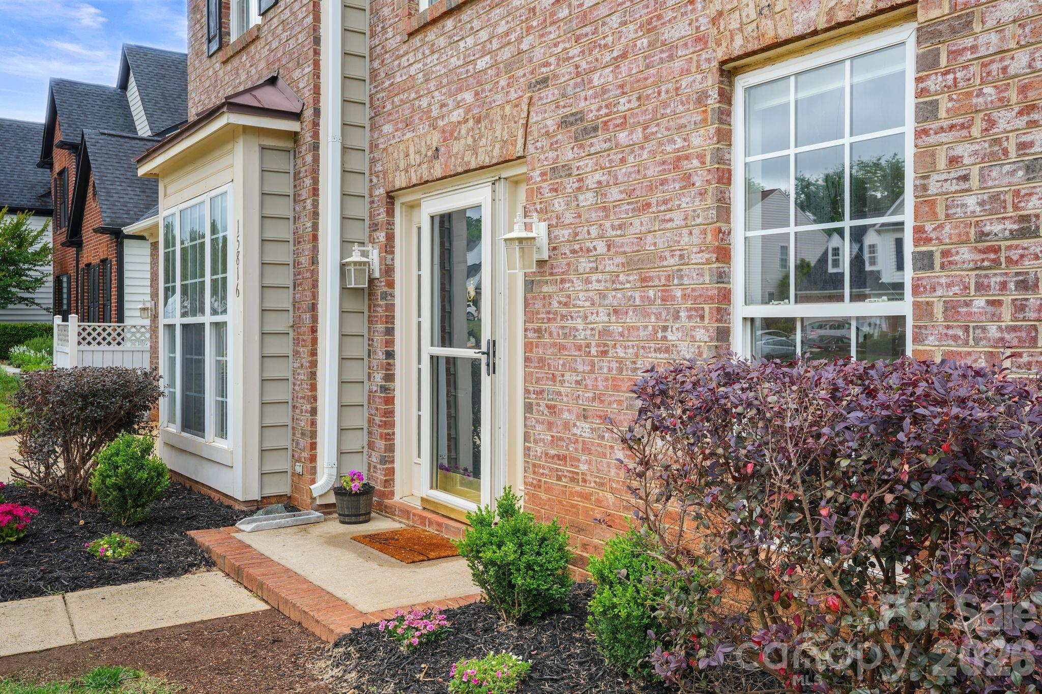 15816 Gathering Oaks Drive