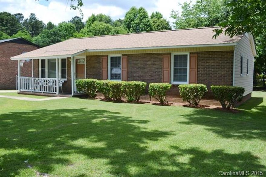 Cute as a button ranch house with 3B/1.5ba!  Great room and living room with beautiful hardwoods, nice porch and beautiful front and back yards!