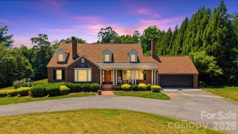 Photo of 1013 14th Avenue Drive NW, Hickory, NC 28601 (MLS # 4383520)