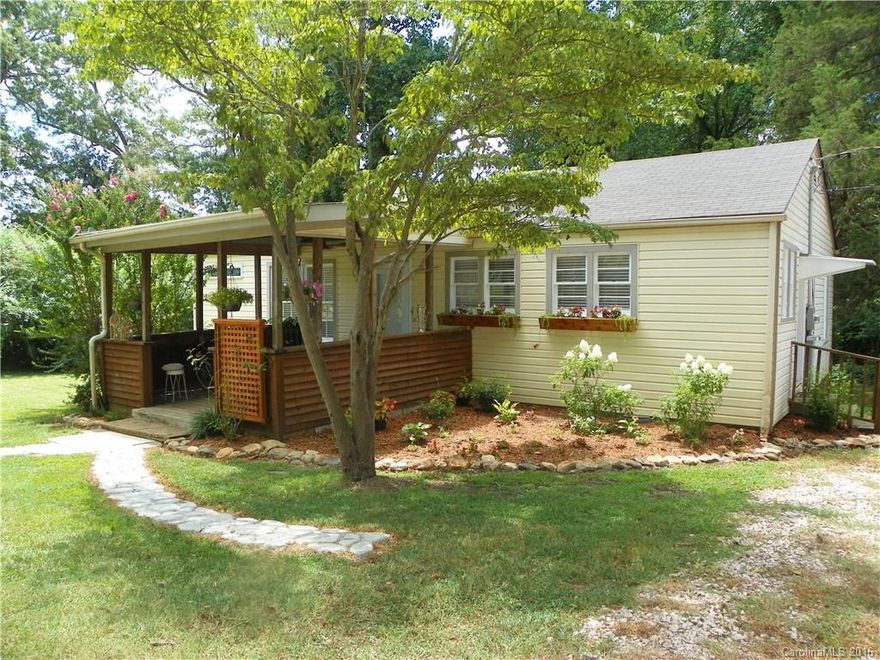 Location, location, location. Located in the heart of Rock Hill, this house is near shopping, hospitals etc. With 3 bedrooms and 2 full bathrooms, and a nice size lot. It has a covered front porch, great for entertaining, not to mention, its been freshly painted on the inside. Both bathroom are also done in tile, and look great. This one won't last long.  
This home is currently tenant occupied and requires 24 hour notice.