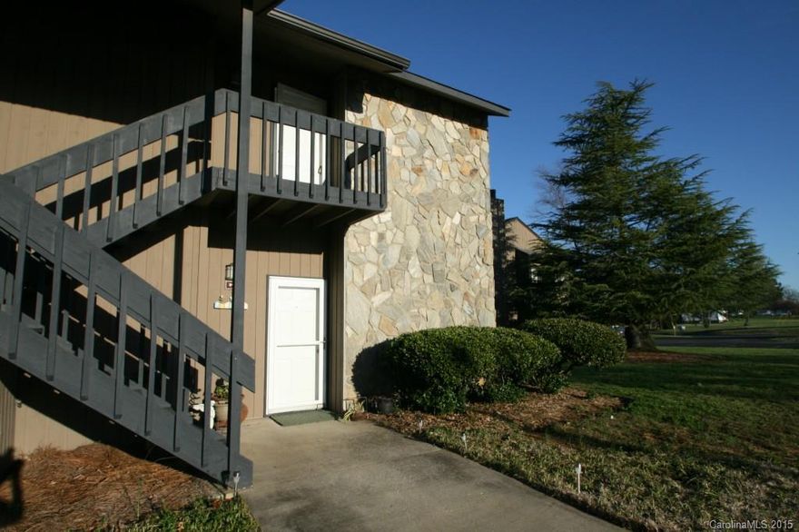 TOP LEVEL UNIT & PRICED TO SELL with sunset views! Spacious top floor end-unit condo off Mallard Head Golf Course. Fresh paint, brand new carpet, new range/stove, dishwasher & lighting updates. MOVE-IN-READY! Open floor plan with vaulted ceilings in GR, floor-to-ceiling wood-burning fireplace, and two private decks w/beautiful views. Spacious master w/3 closets, dual vanities & tub/shower. 40 unit community on 10 acres w/community pool & golf course. Low Iredell taxes & schools of excellence.
