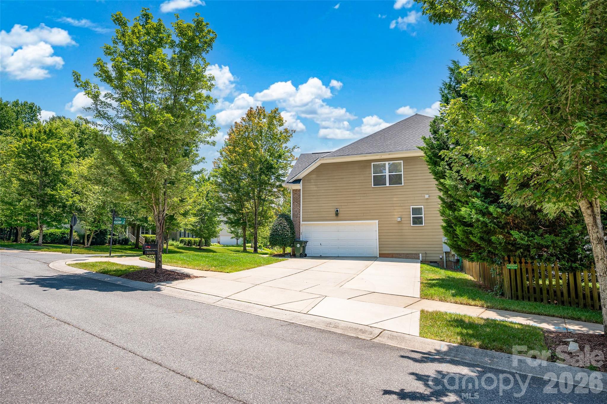 10104 Treetop Lane