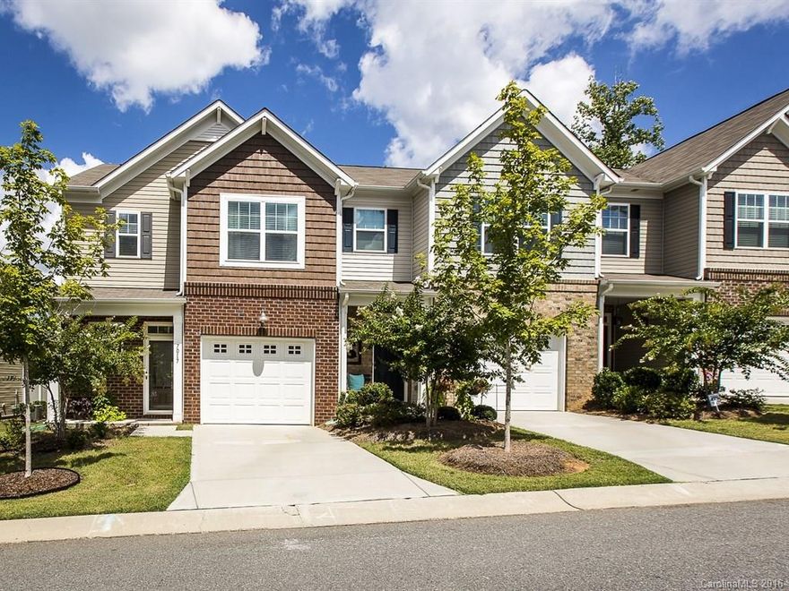 Wide open immaculate & roomy end-unit! Light & airy floorplan. Hardwoods down and kitchen features granite countertops w/stainless appliances. Designer paint. Private patio. Excellent location near schools, shopping & Lake Wylie. Gorgeous!