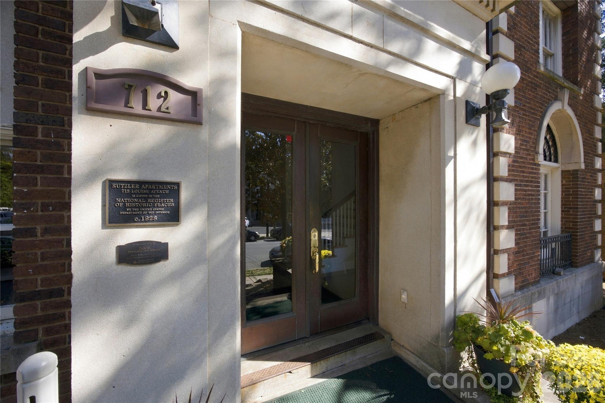 712 Louise Avenue 204