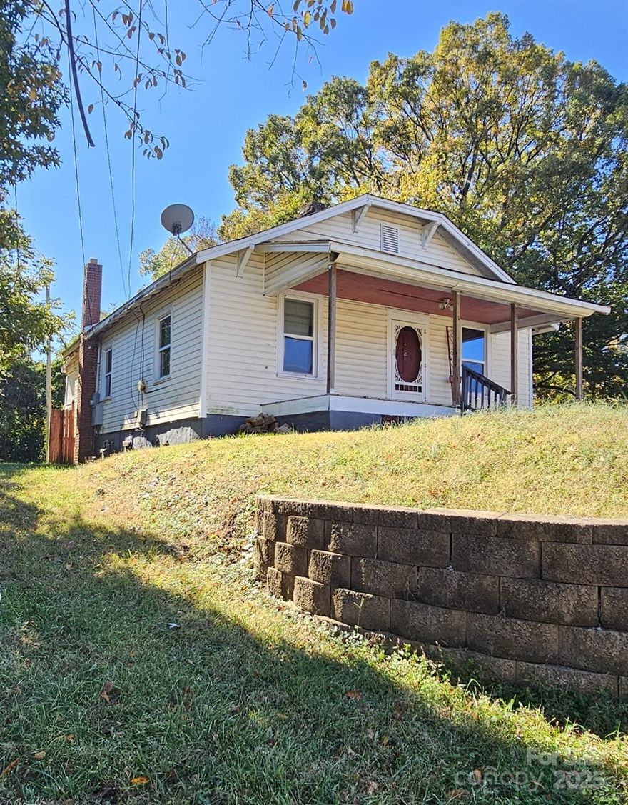 This is a DIAMOND in the rough that can easily be shined up and turned into the precious GEM of a home! Great investment opportunity in an upcoming area with lots to come. Just minutes from downtown, major highways, and the airport. 

All it takes is your vision, creative, and the right offer and this JEWEL will become your very own masterpiece.