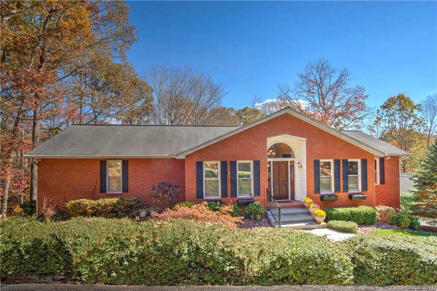 BEAUTIFUL CUMMINGS COVE COMMUNITY, BEAUTIFULLY UPDATED AND REMODELED HOME. SO MANY OPTIONS, 5 BEDROOM POSSIBILITIES. WORK OUT ROOM, CRAFT ROOM. GRANITE AND STAINLESS KITCHEN IS A CHEF'S DELIGHT. BREAKFAST NOOK WITH FP, MASTER SUITE JUST REMODELED. 660 SQ. FT. FAMILY ROOM WITH FP. BAR AREA. BE READY TO HOST PARTIES! WORKSHOP, GOLF CART GARAGE, AND POTTING ROOM FOR THE GARDNER. YOUR OPPORTUNITY TO LIVE IN ONE OF AMERICA'S 50 BEST MASTER PLANNED COMMUNITIES. SOCIAL MEMBERSHIP REQUIRED $100/month.