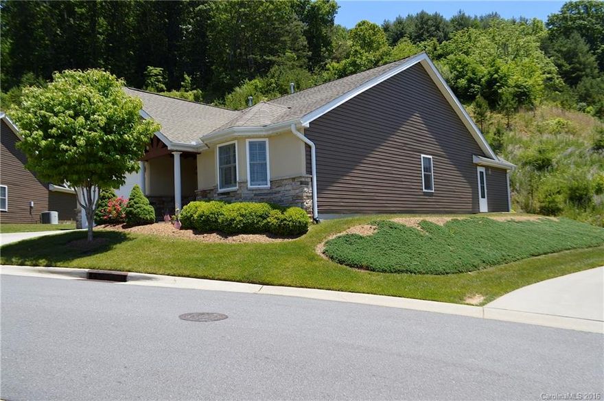 Detached 3 Bedroom house with finished glass sunroom on back.. no steps in 1-level floor plan... 9 foot high ceilings.. split bedrooms.. Sunny Kitchen has Granite Couters, Stainless appliances.& large dining area.. Plantation blinds included.. newer wood floors in all bedrooms - with tile in Kitchen & baths - Bay window in front bedroom to enjoy the VIEWS.. Master has tray ceilings, access to small patio, large shower & WIC.. . Exterior & Yard Maintained by HOA. Charter or DSL intnet