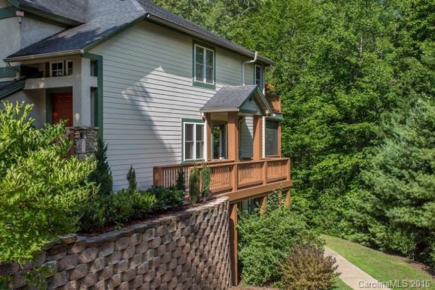 Lovely Main Level 2 Bedroom/ 2 Bath Straus Park Condominium. Screened Porch Faces Copse of Trees for that Tree House effect. Open Floor Plan, Gas Fireplace, Corian Countertops and One Car Garage. Convenient to Marketplace as well as Lake, Pool, Tennis Courts and Clubhouse.