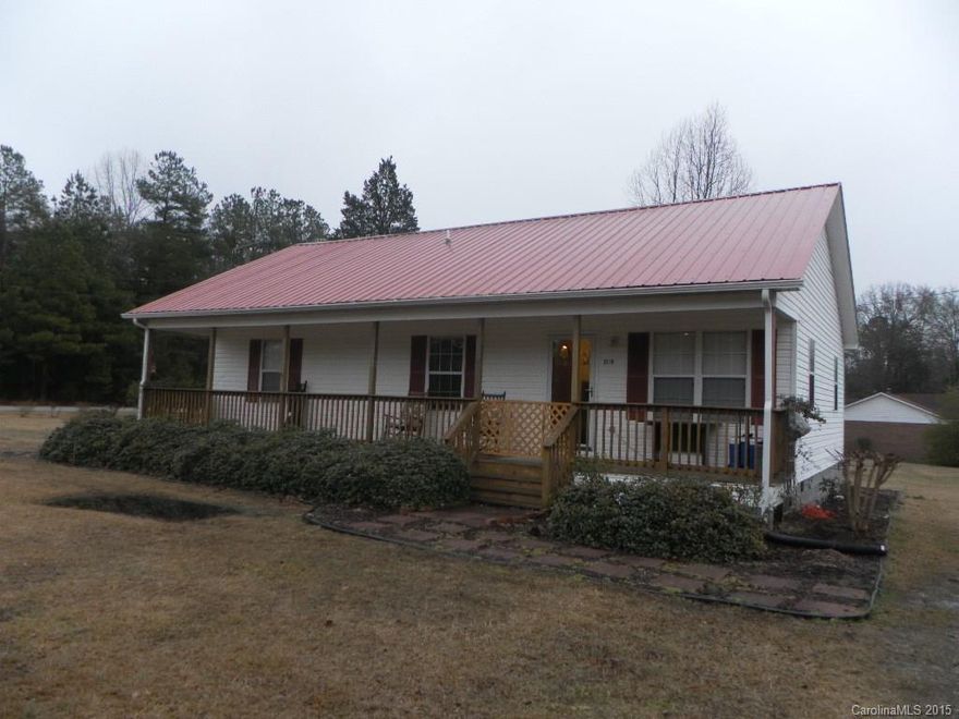 BETTER THAN NEW with GREAT schools!
This beautiful home built in 2000 has a front porch that extends the length of the home. Neutral decor with laminite flooring, The roof and hvac is just 1 yr old. 3 bedrooms 2 bathrooms and a large living area. The yard has plenty of space and a nice detached garage. With a quiet country feeling, the home is conveniently near 521 and is a short distant from local amenities. One could has easy access to Charlotte, or Rock Hill . Schedule an appointment today!