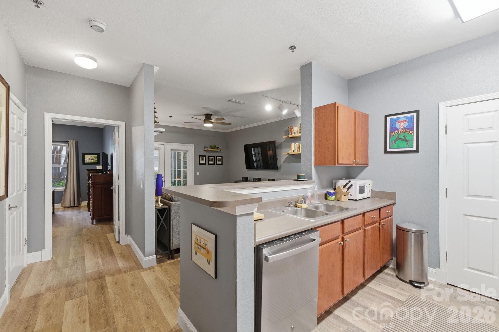 900 Vista Lake Drive 102