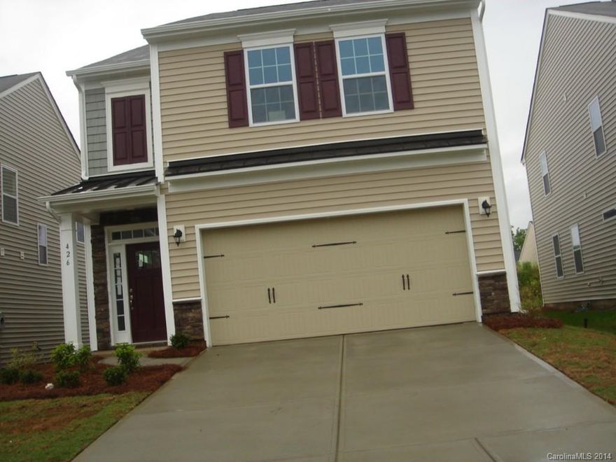 3 bedroom plan offers a large master Bedroom, homes has Granit counter tops in kitchen and all full baths, recess can lights in kitchen with stagger cabinets