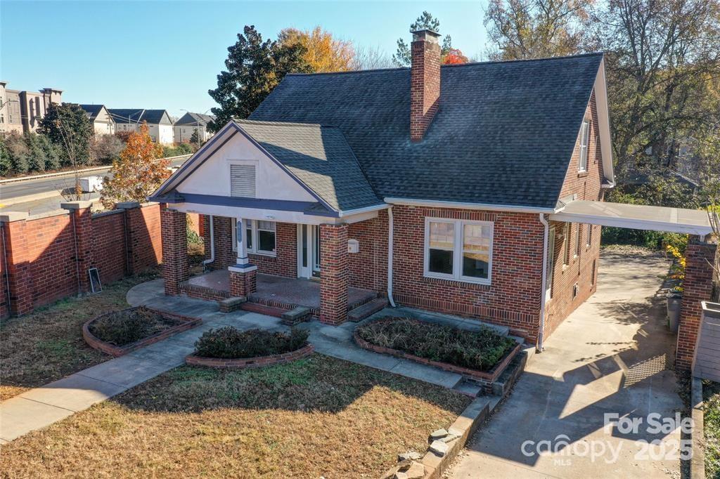 610 Hawthorne Lane