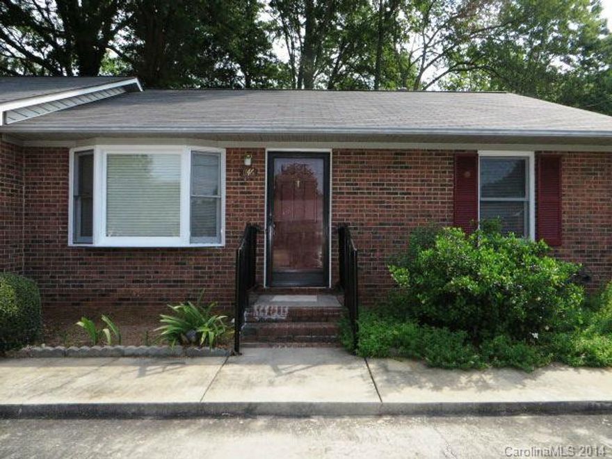 End-unit condo in nice, quiet neighborhood. Well maintained. New stove, refrigerator, washer/dryer. Fresh paint throughout. Large eat-in Kitchen. Playground across street. Convenient to I-77.