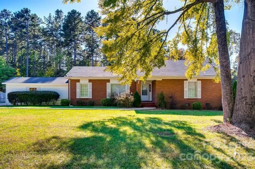 Remodeled Ranch style home in established Huntersville neighborhood. 
This 3-bedroom 2 bath home has many updates.  The kitchen has updated appliances and a tile backsplash.  The bathroom has been updated with a new vanity and tile shower. Large fenced backyard has a shed with an attic. Conveniently located 1 mile from Latta Plantation Park, gives you country living and easy access to highways.  Shopping and dining are only minutes away.