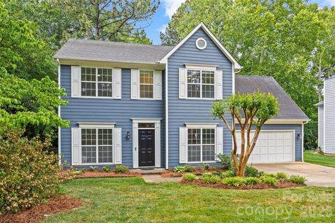 Photo of 3213 Crescent Knoll Drive, Matthews, NC 28105 (MLS # 4368304)