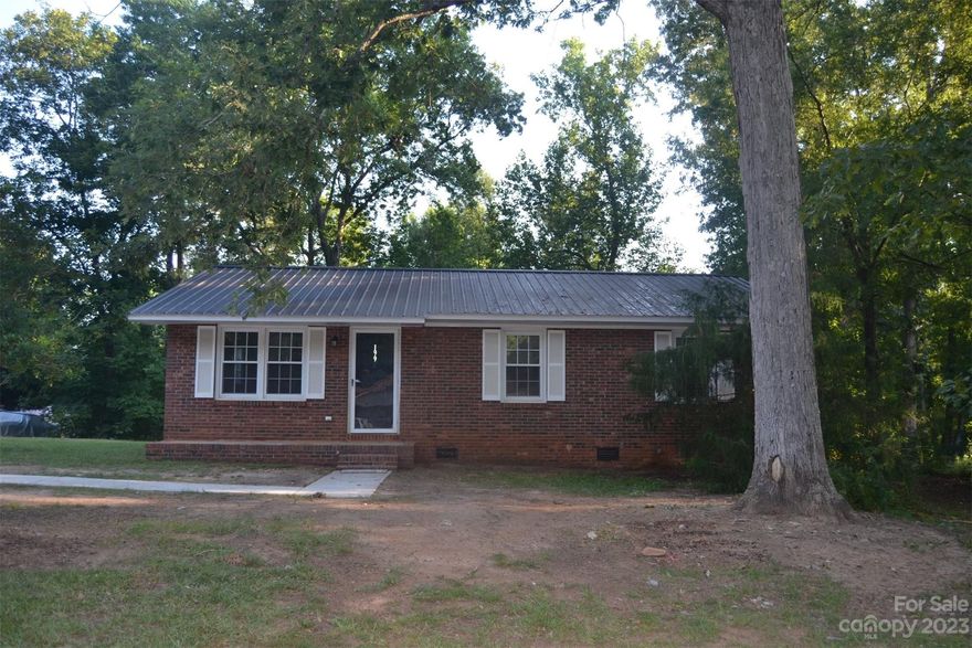 Adorable 3 bed/1 bath full brick ranch home with no HOA and tons of updates. Freshly painted kitchen cabinets, updated floors and tons of natural light throughout. Located in a gorgeous setting on .39 acre lot. Right across the street from Lancaster Golf Club. This home will not last long!!!