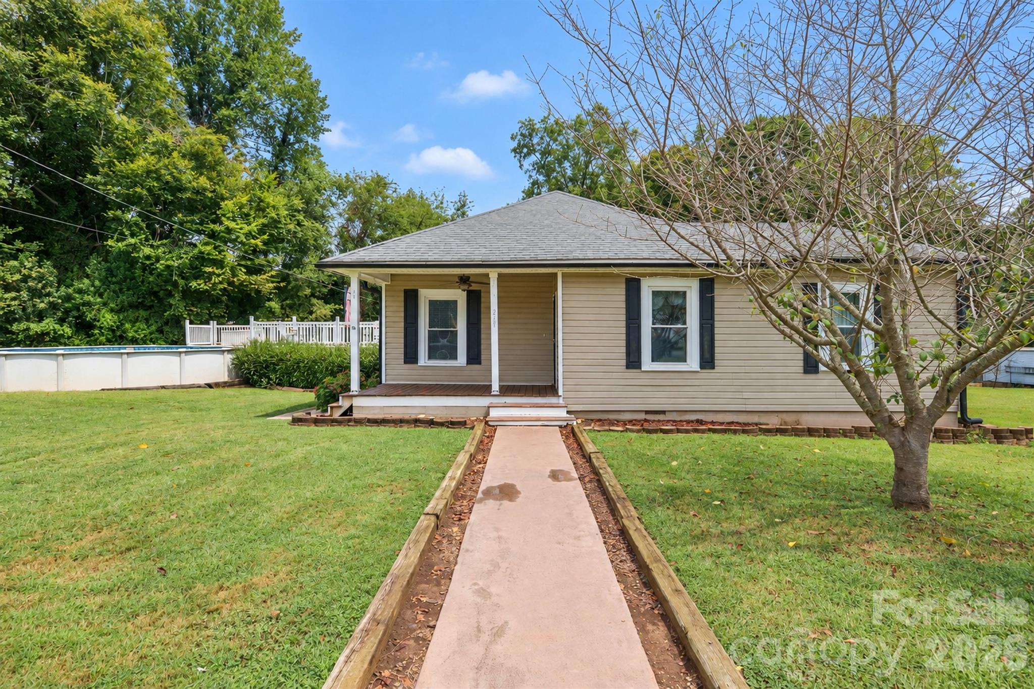 228 Hazeleen Avenue