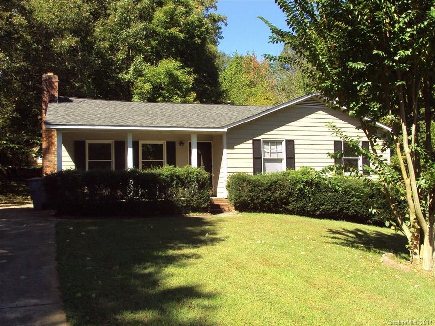 Nicely maintained ranch home in cup-de-sac location. New interior paint and New carpet. MBR has cathedral ceiling, walk-in closet overlooking wooded back yard. Open and airy great room has a masonry fire place. Convenient location.Easy access to Independence Blvd., Uptown and Highway. School near by. home warranty provided.